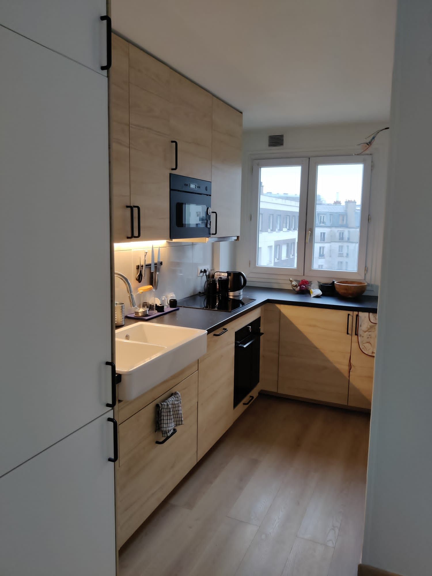 Une cuisine dotée d'une fenêtre