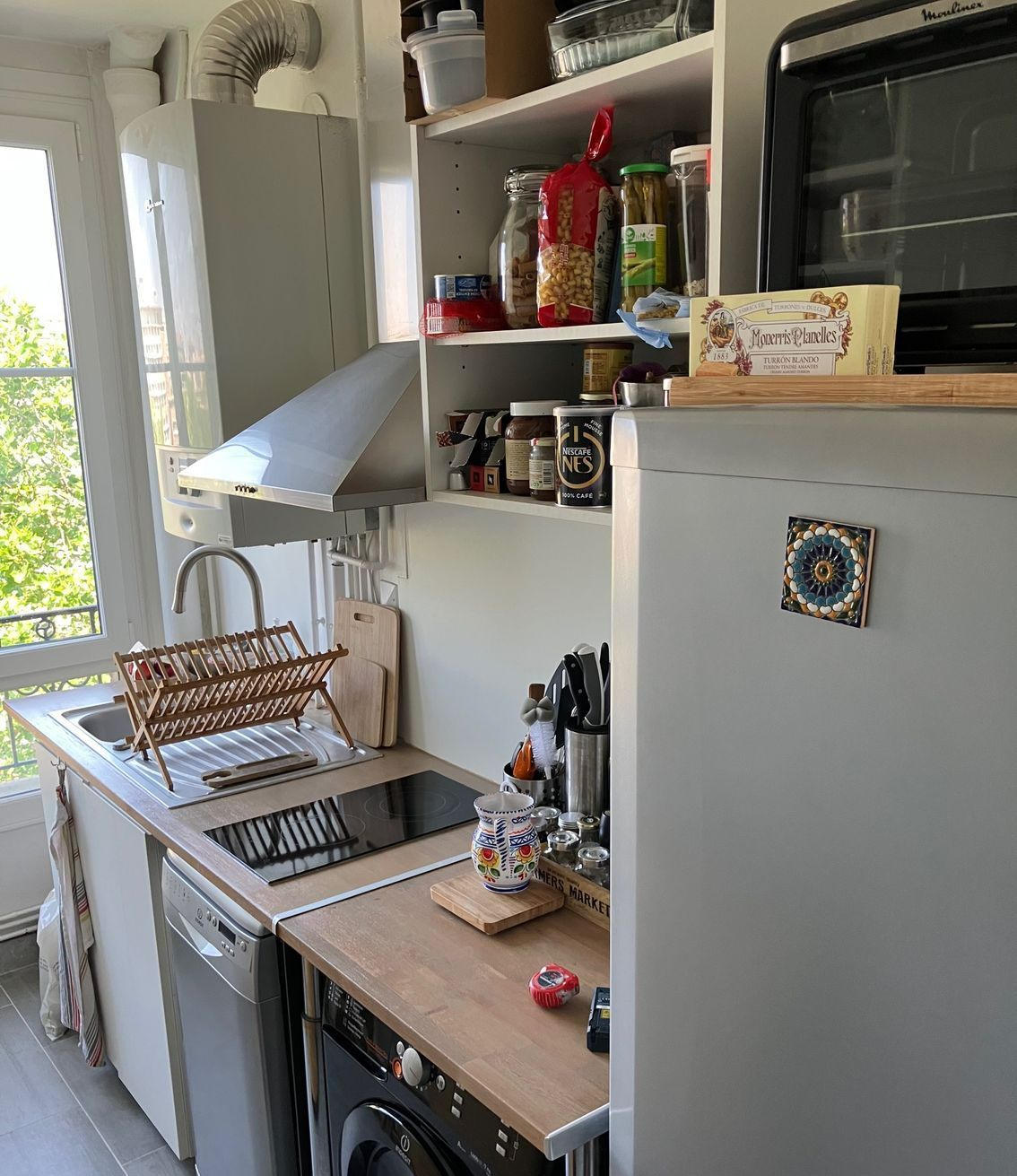 Une cuisine dotée d'une plaque à induction