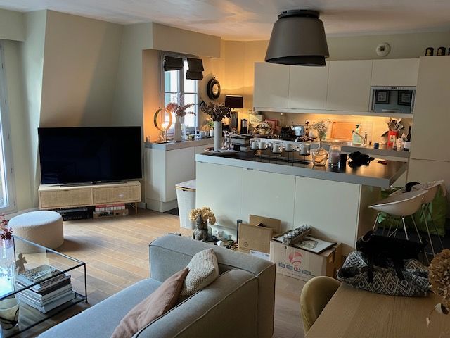 Une cuisine et un canapé