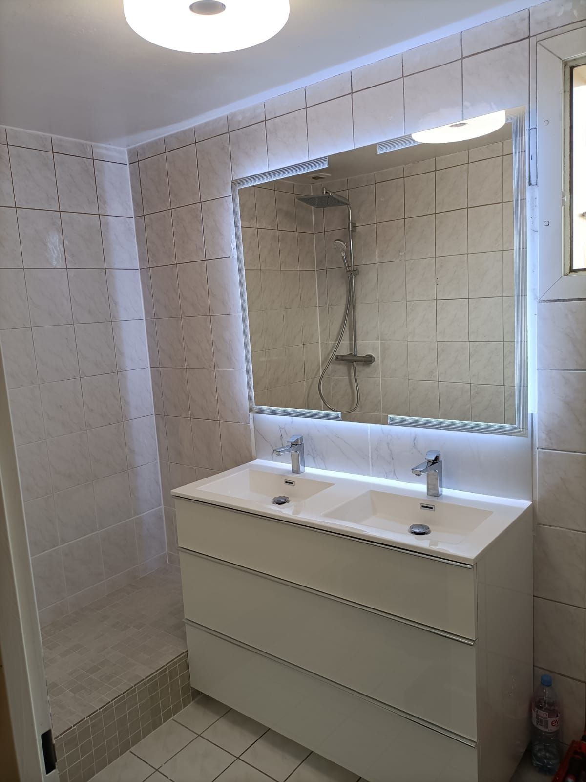 Un miroir et deux lavabos