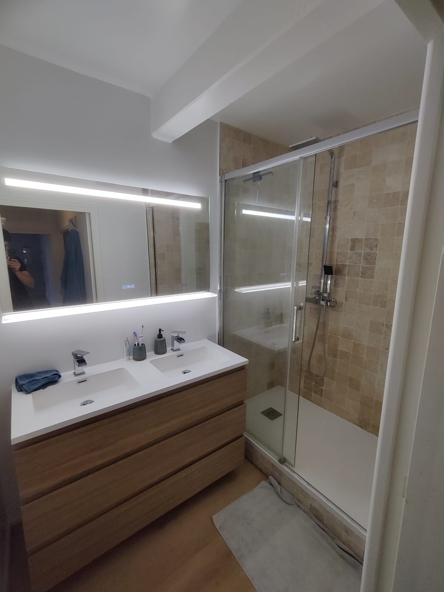 Deux lavabos et une douche