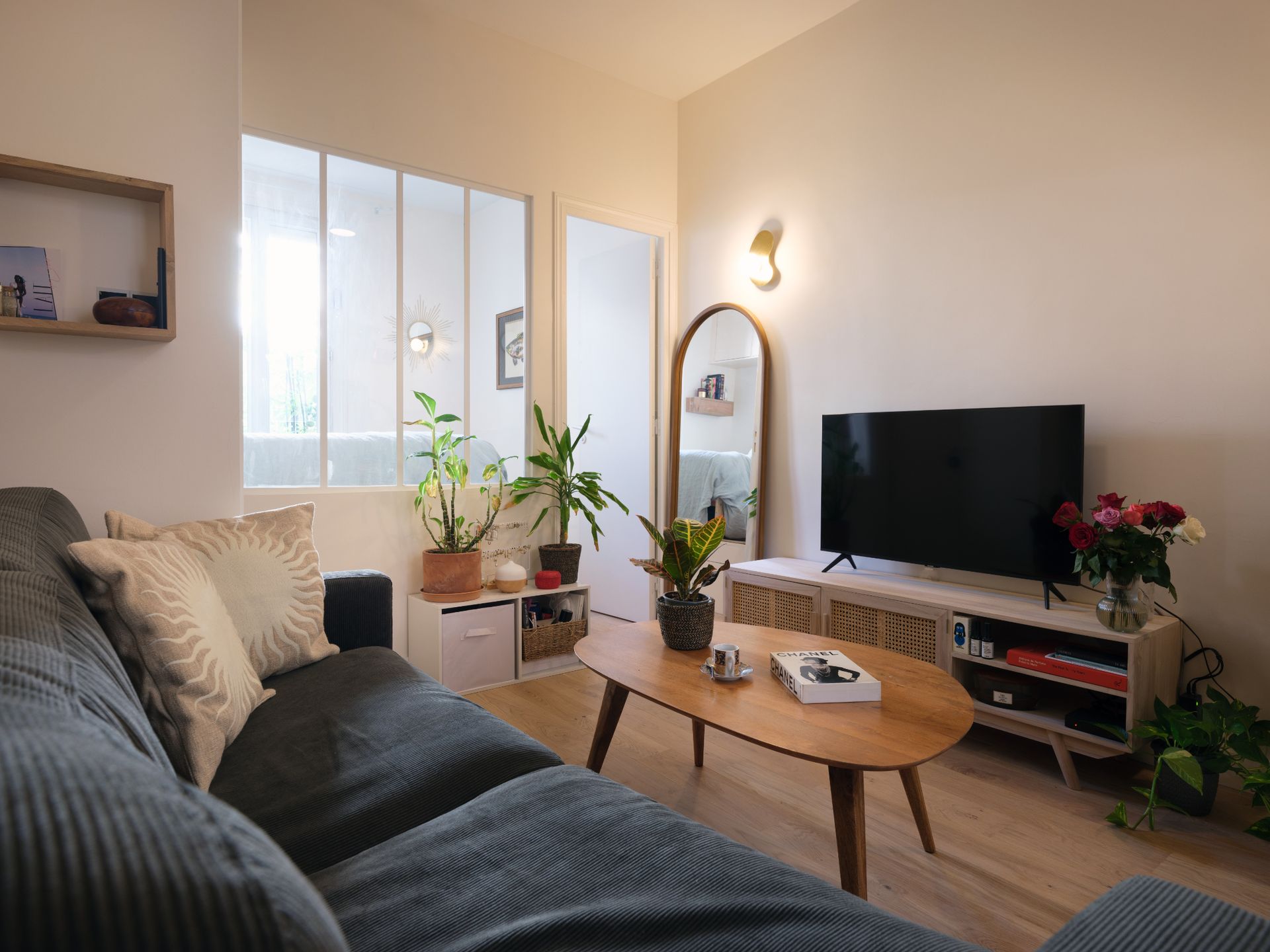 Un salon équipé d'un écran plat