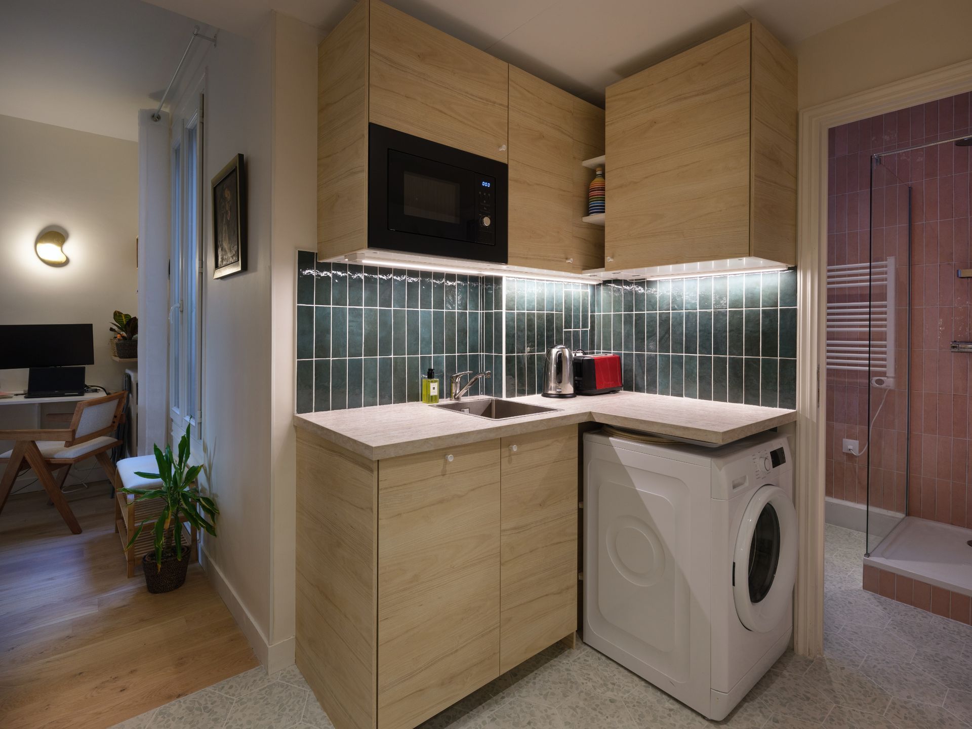 Une cuisine et sa crédence bleue