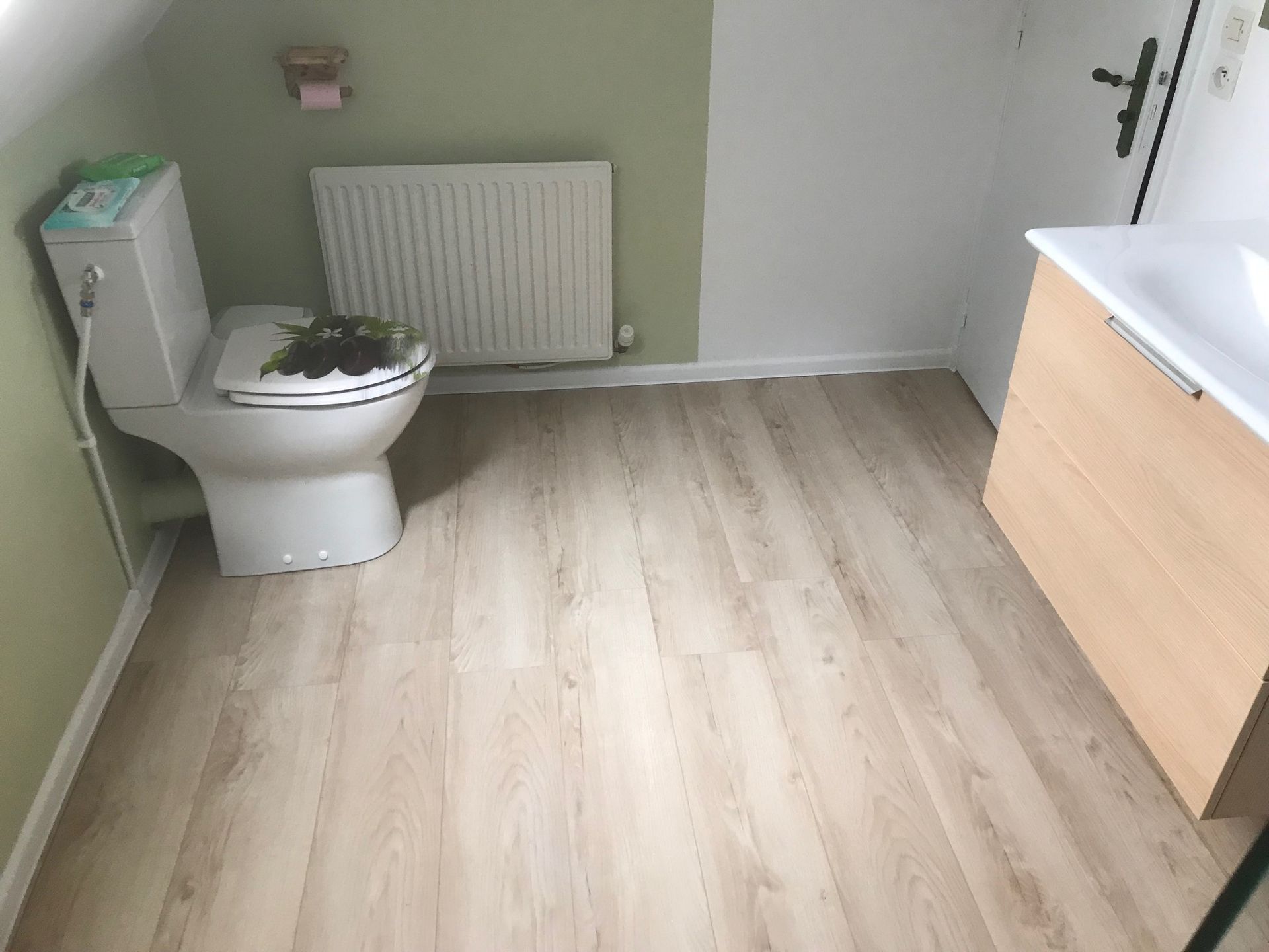 Des toilettes avec un motif végétal