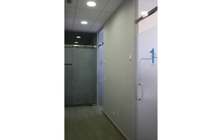 Un pasillo con el número 1 en la pared