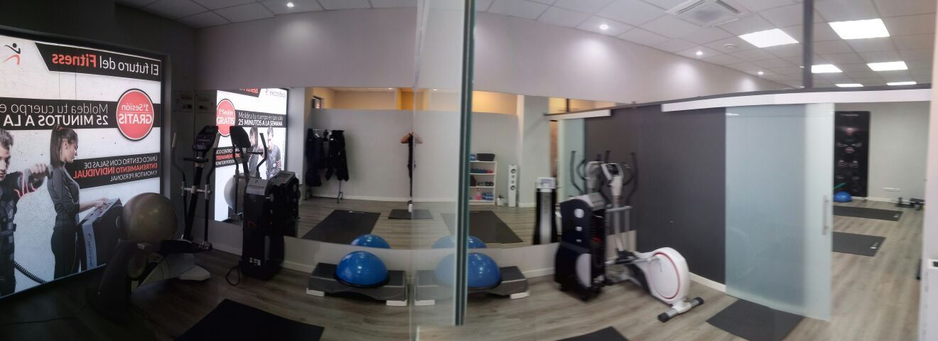 Una habitación grande con mucho equipo de ejercicio.