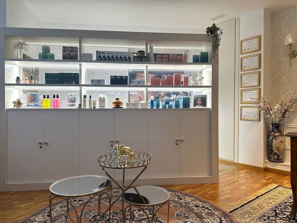 Una sala de estar con muchos estantes y mesas.