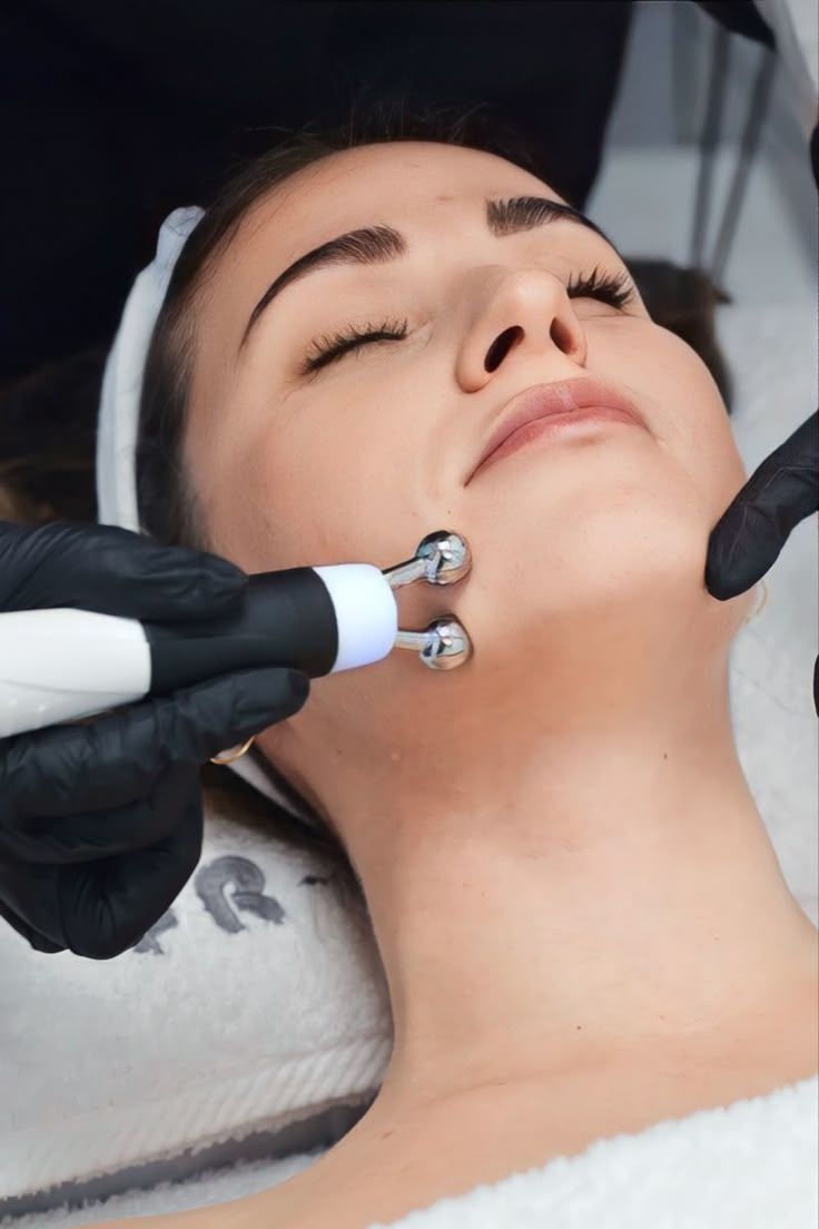 Una mujer está recibiendo un tratamiento facial en un spa.