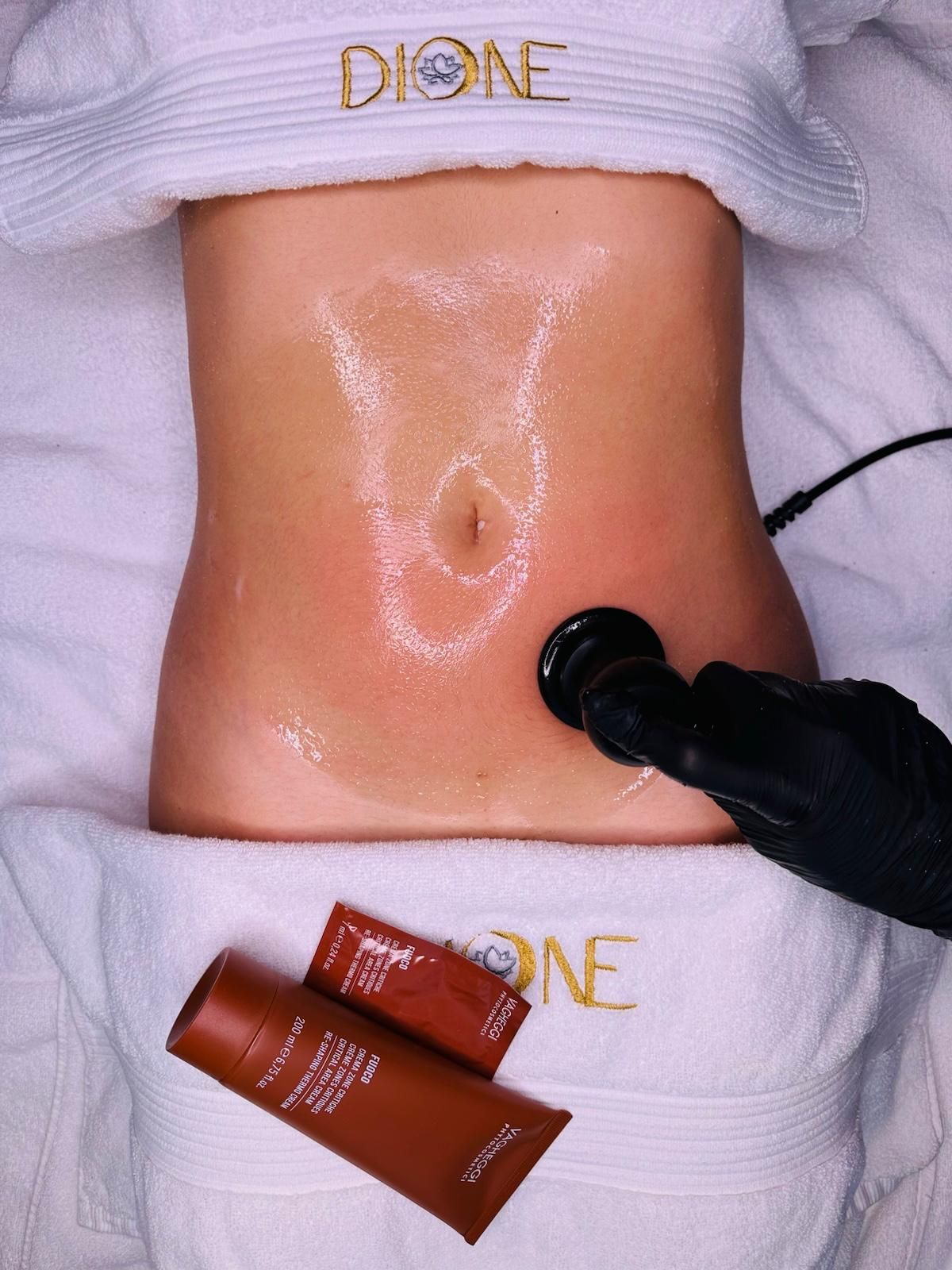 Una mujer está recibiendo un tratamiento de cavitación en su estómago.