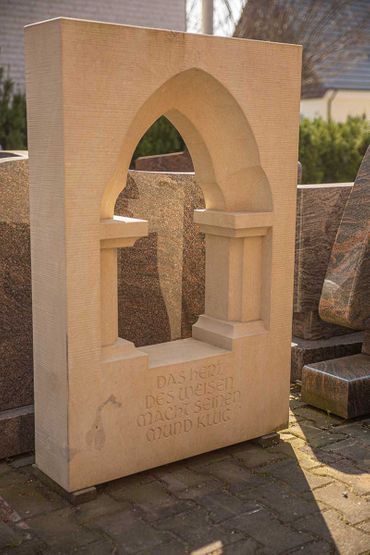 heller Grabstein auf einem Sockel