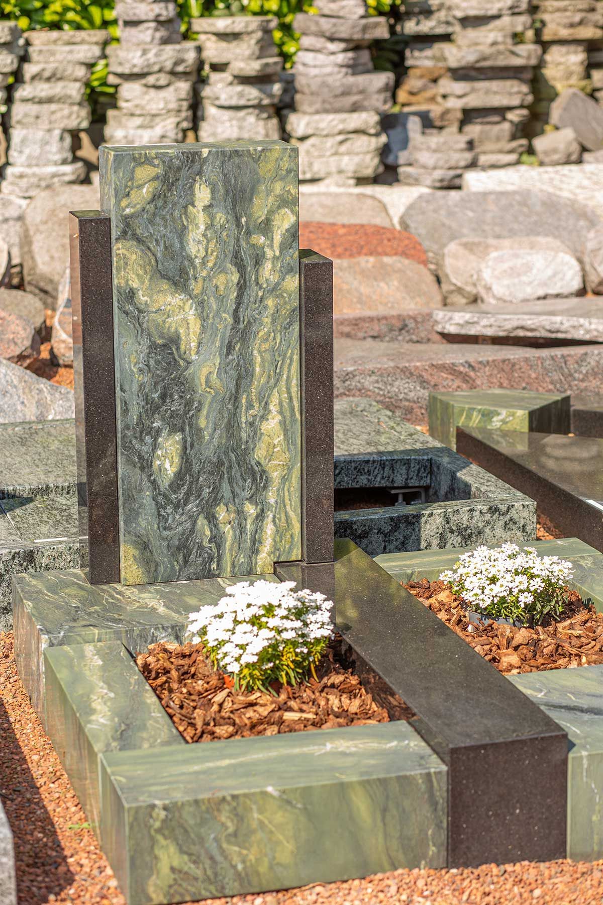 Grabstein mit Grabumrandung aus Stein