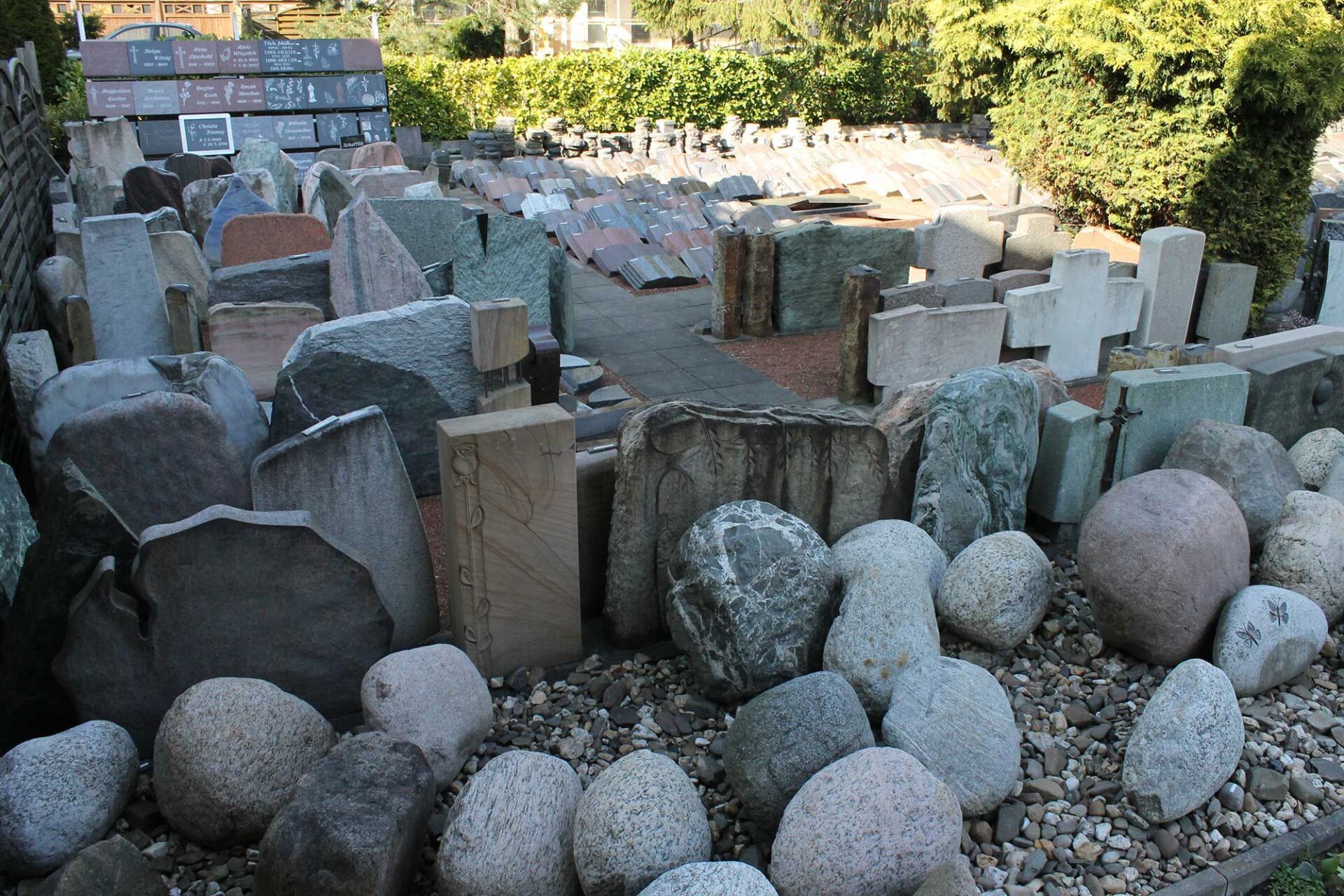 Ausstellung verschiedener Grabsteine