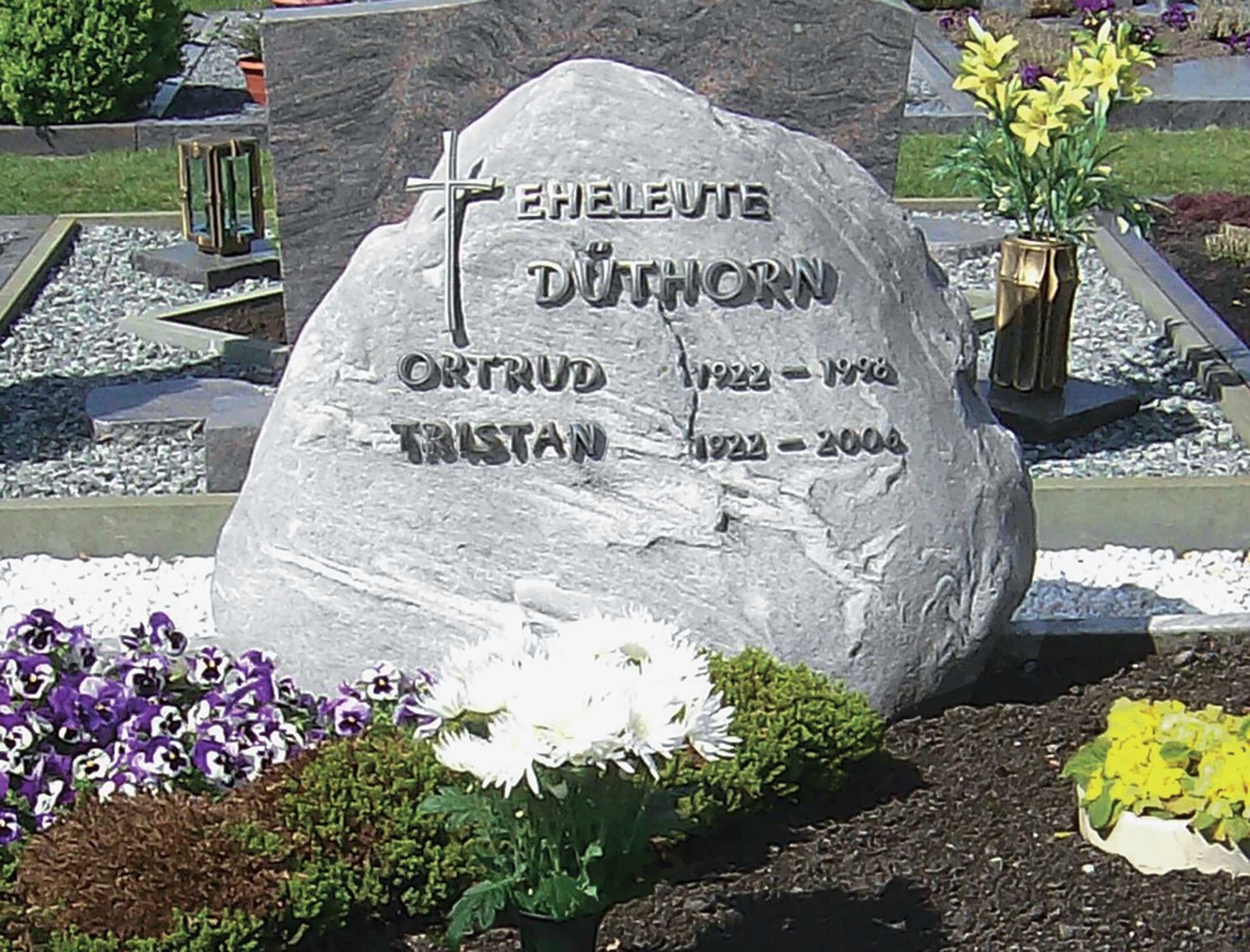 Natubelassener Grabstein mit Beschriftung