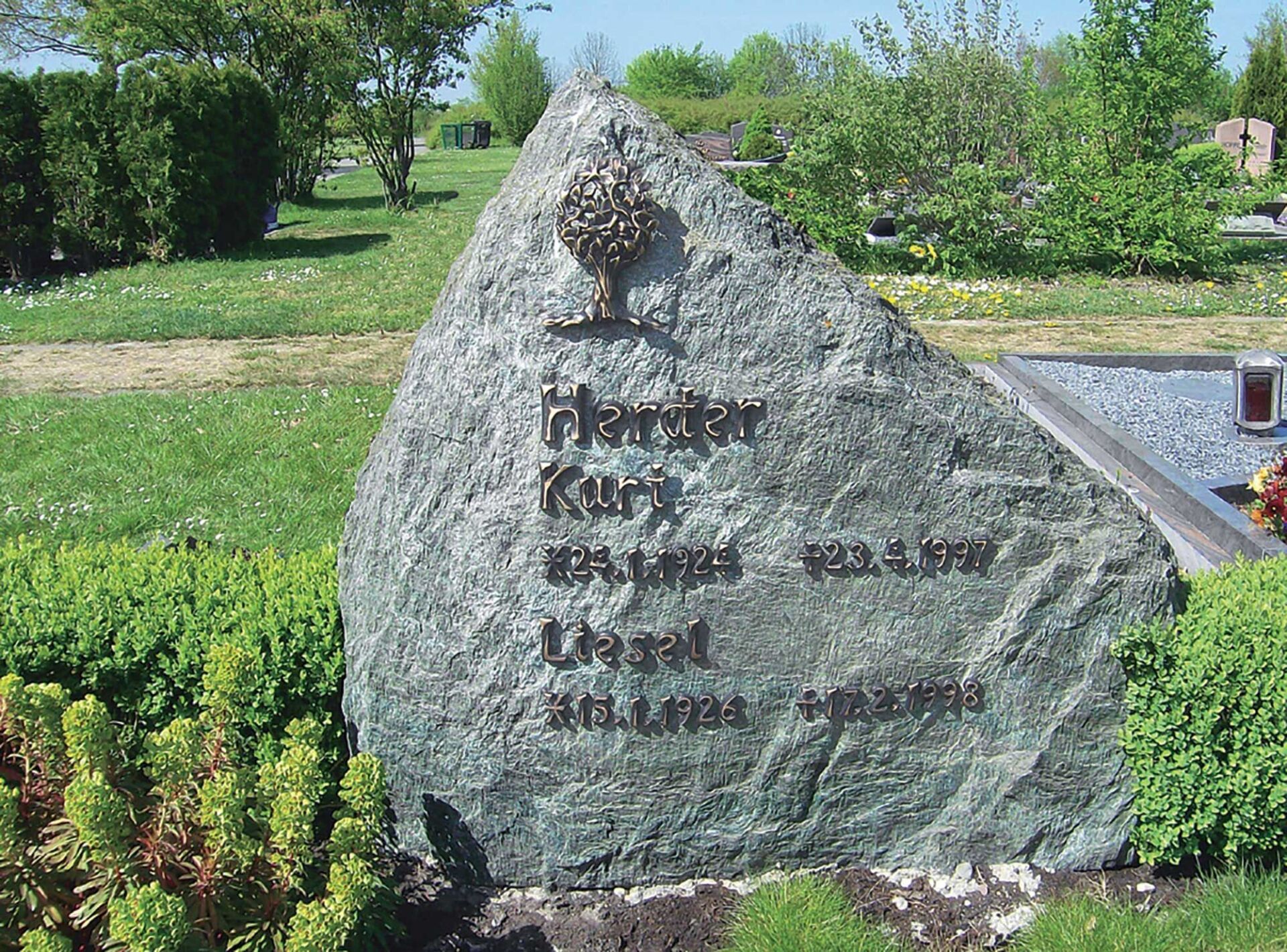 Natubelassener Grabstein mit Beschriftung