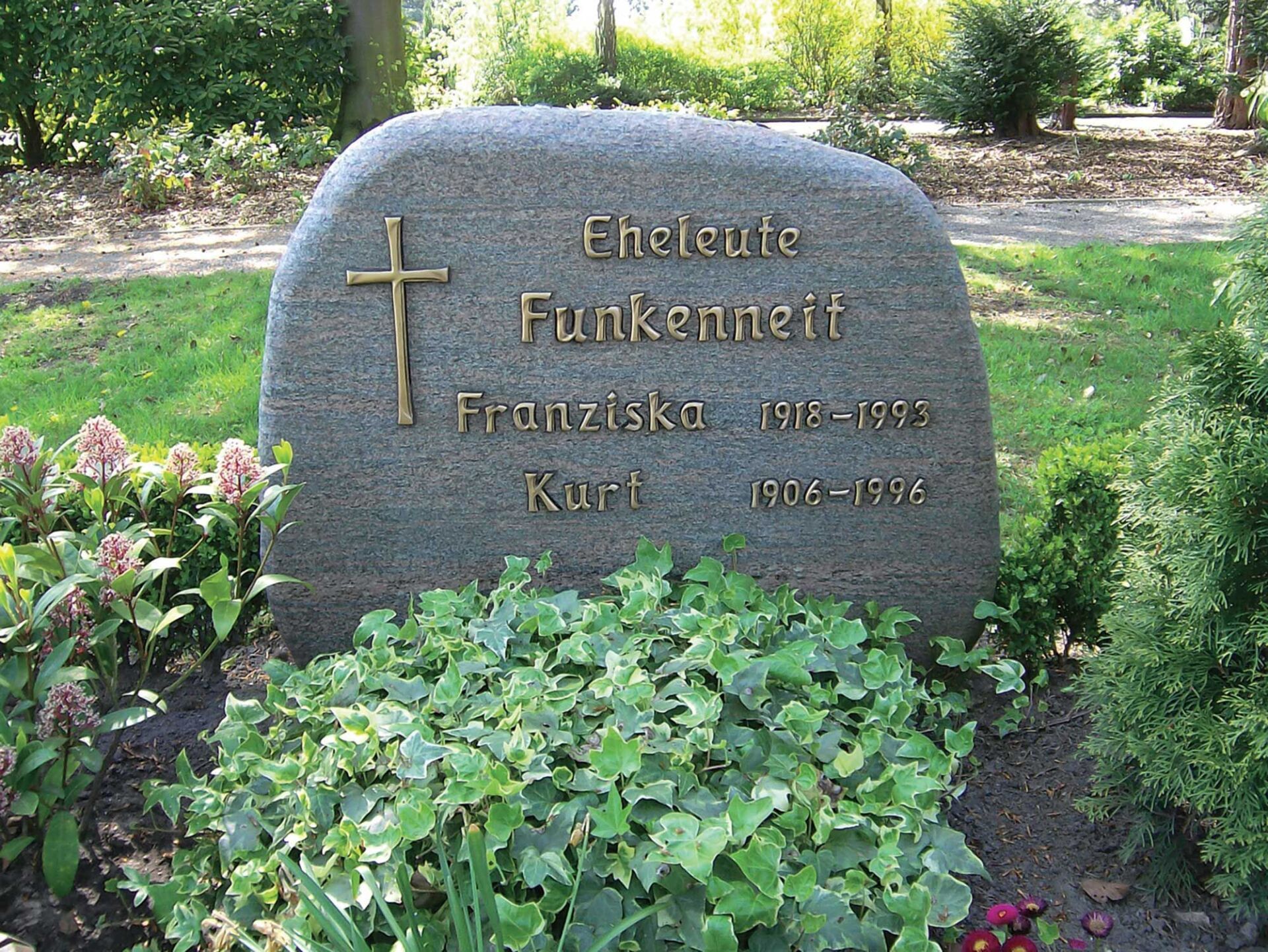 Natubelassener Grabstein mit Beschriftung