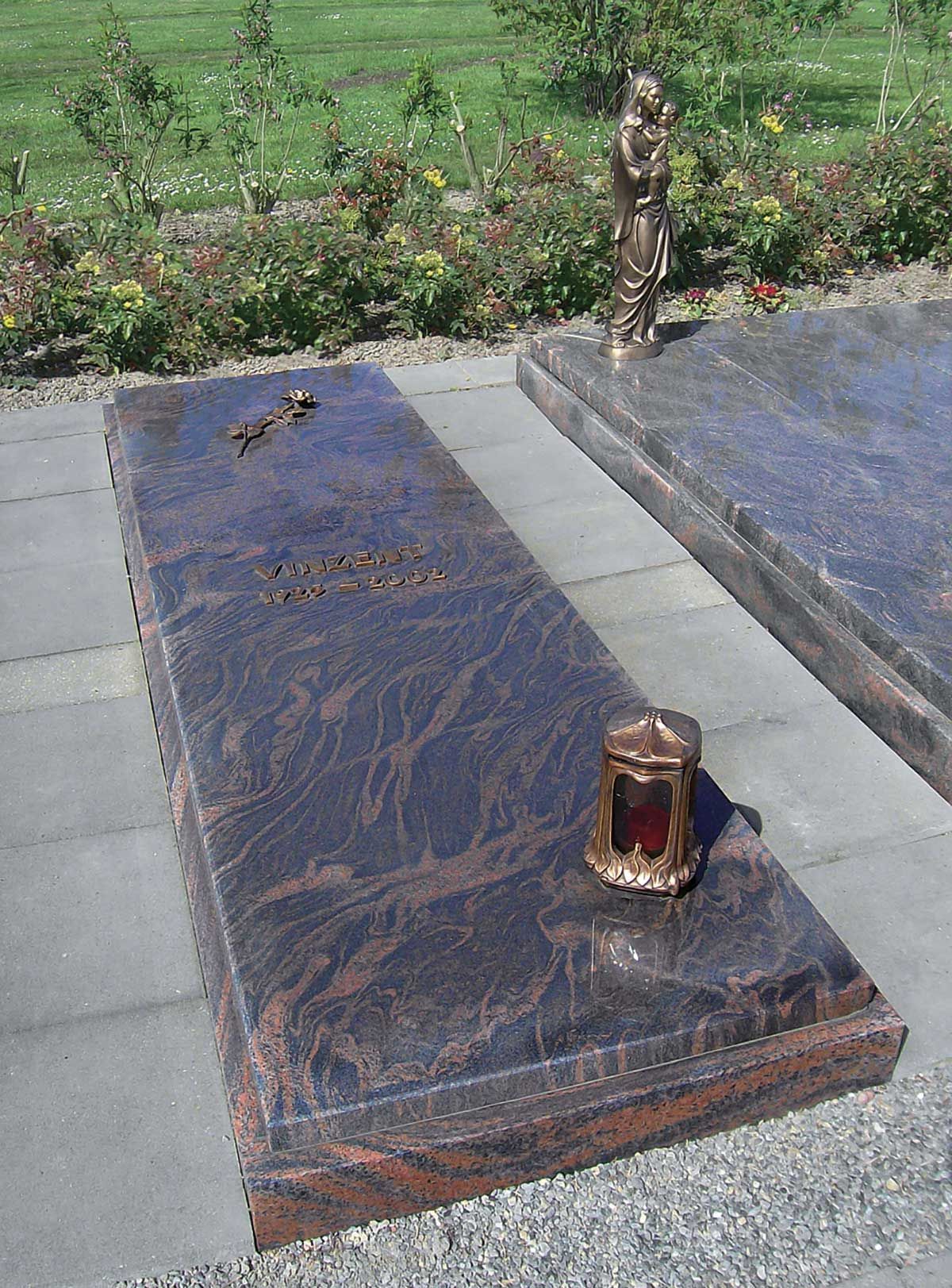 längliche Grabplatte