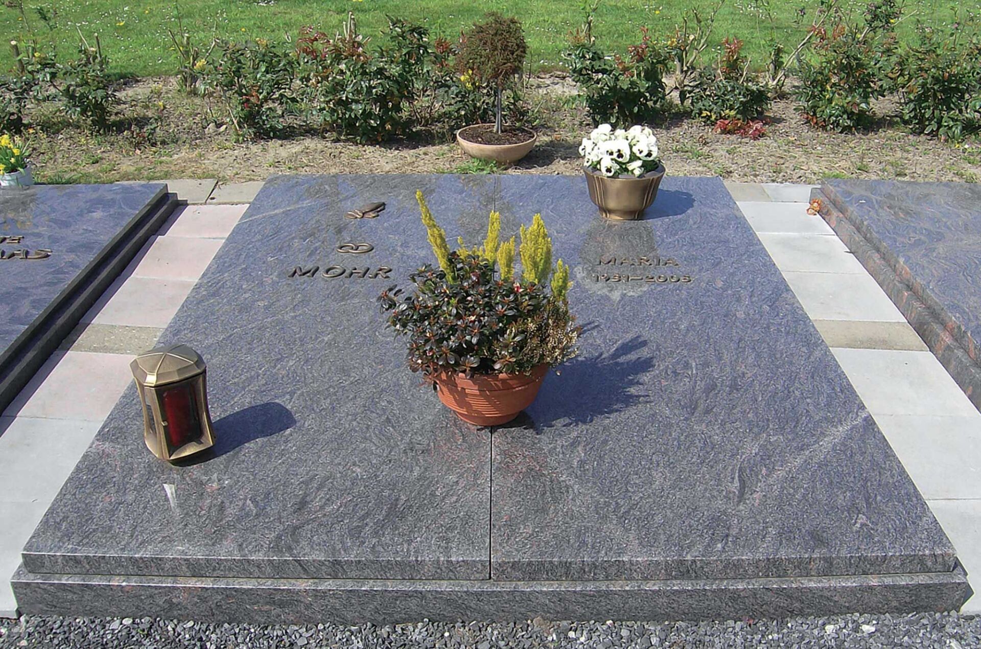 Grabplatte mit Blumenschmuck