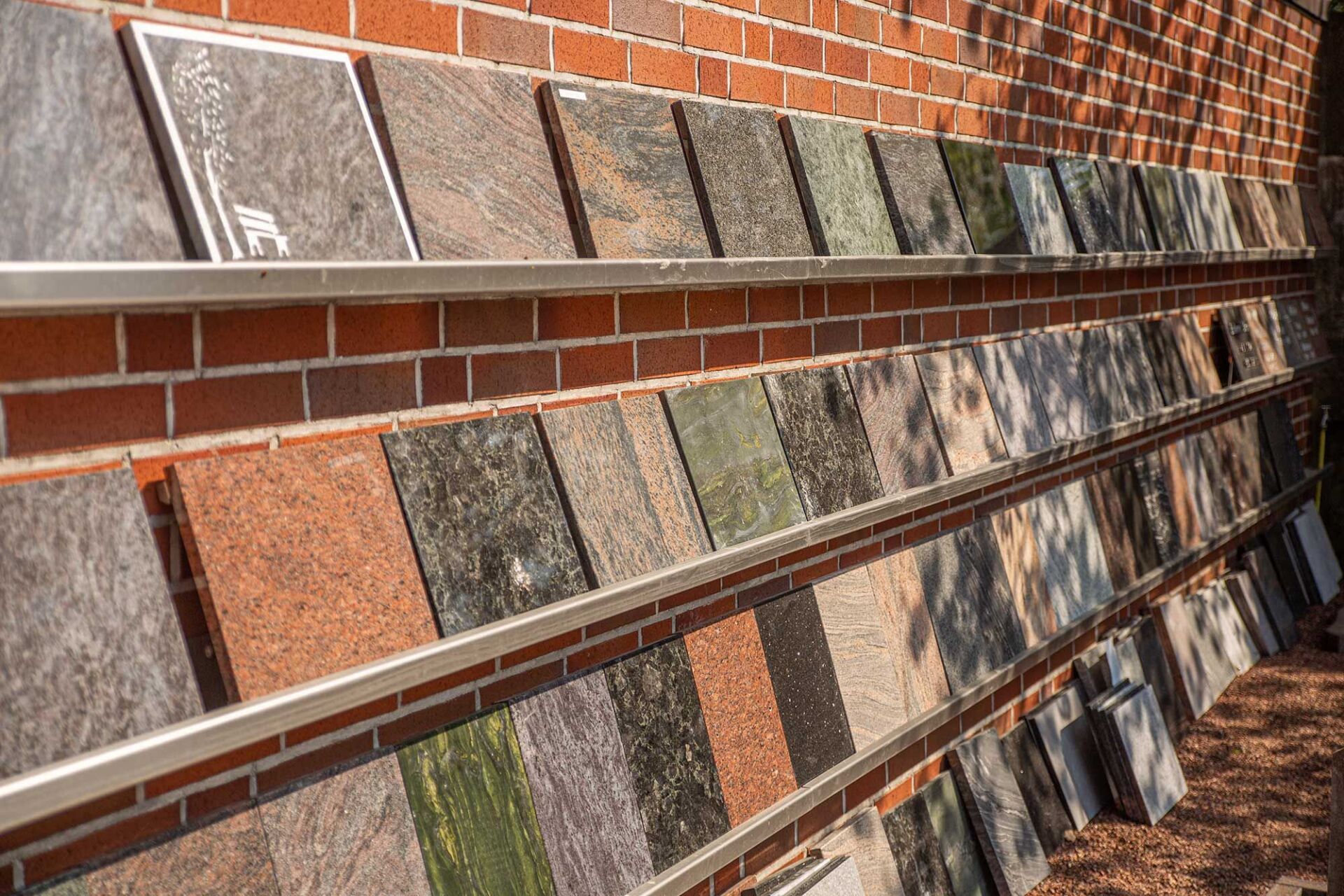 Ausstellung mit Steinplatten