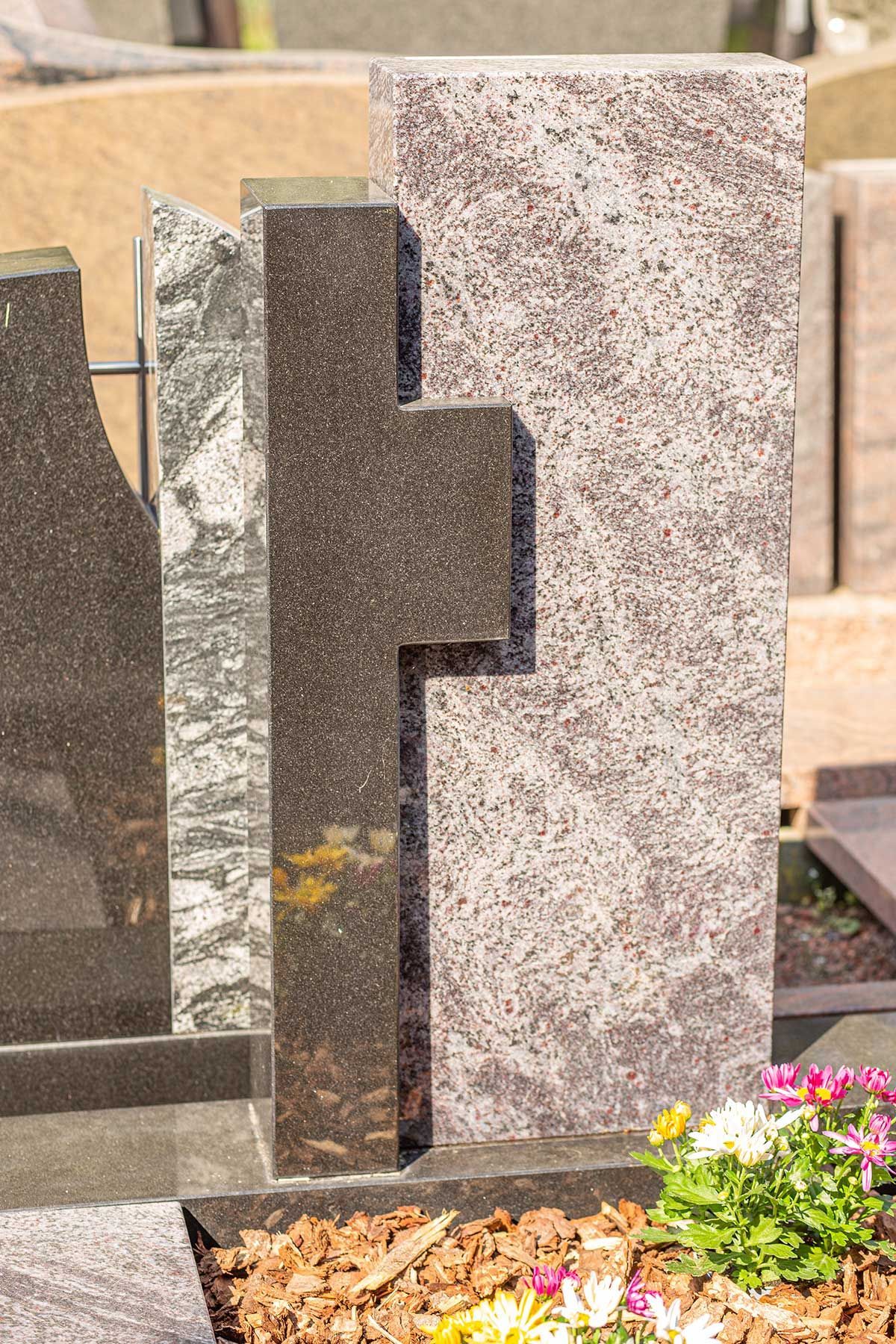 Grabstein mit halbem Kreuzmotiv