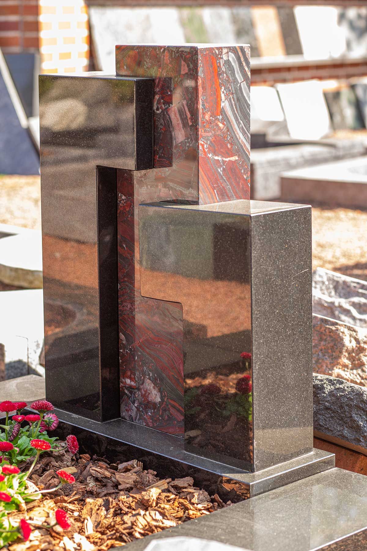 moderner Grabstein mit drei verschiedenen Steinelementen