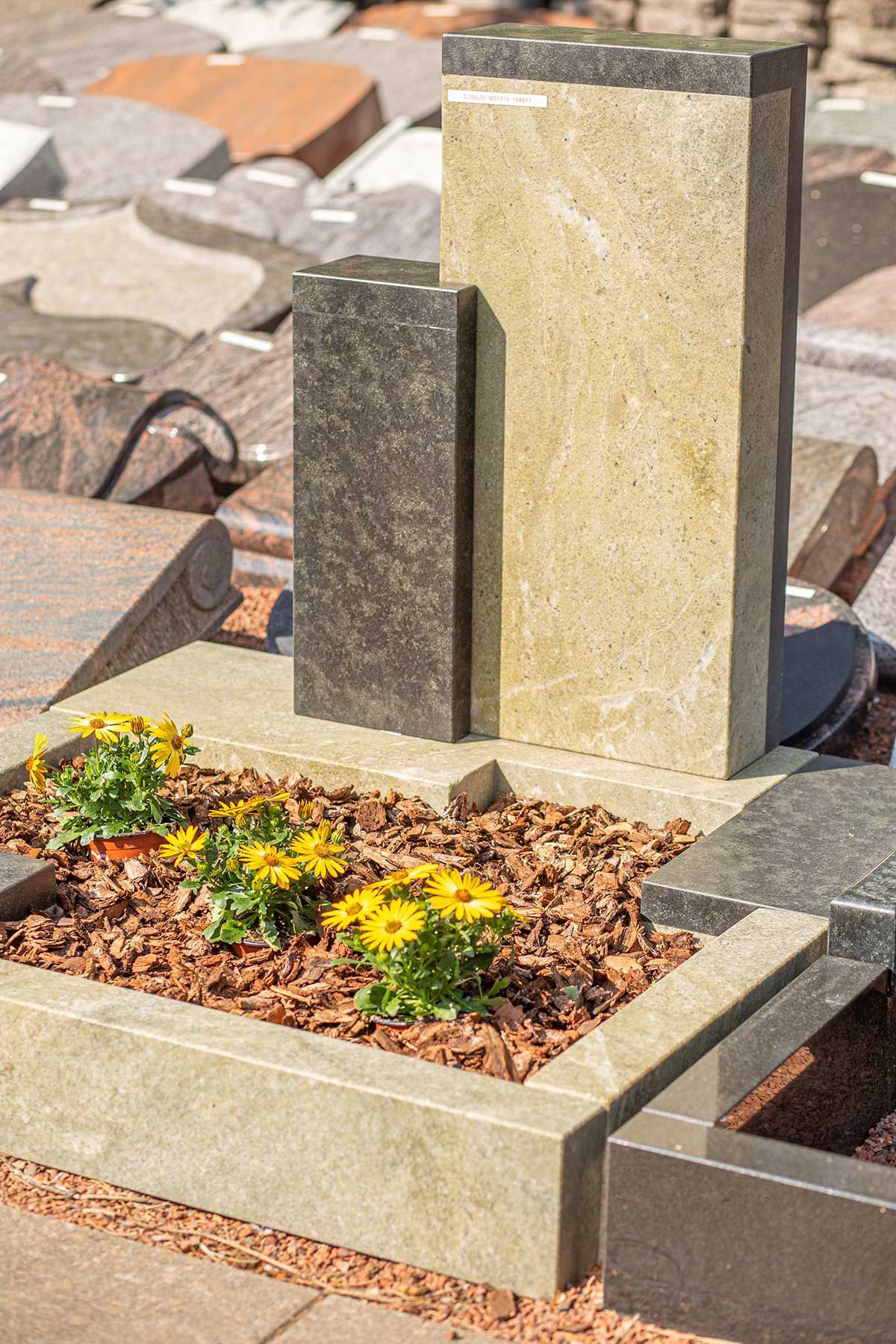 Grabstein aus zwei verschiedenen Steinarten