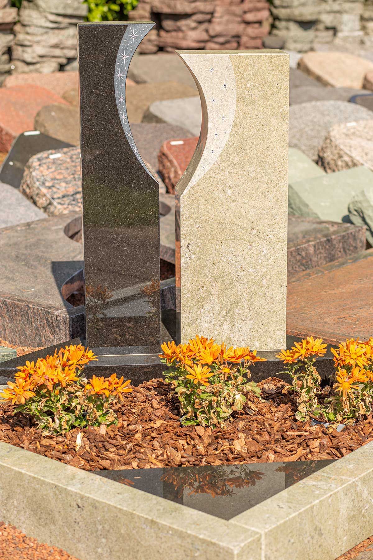 moderner zweifarbiger Grabstein