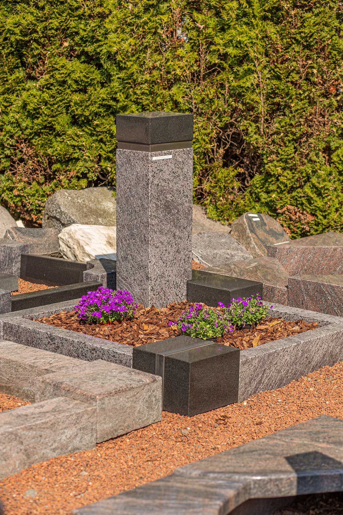 Grab mit modernem hohen und schmalen Grabstein