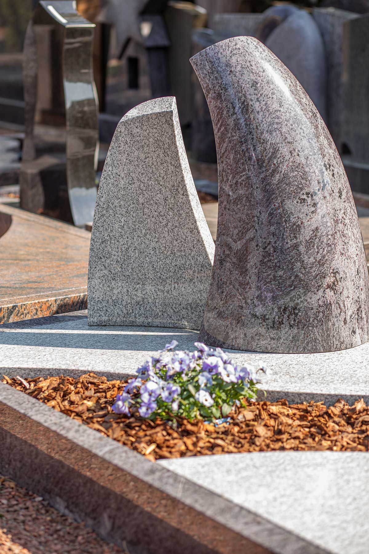 moderne Grabgestaltung mit zwei Grabsteinen