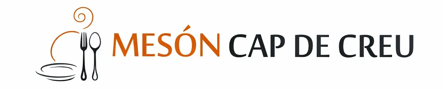 Logotipo del restaurante Mes&oacute;n Cap de Creu con tenedor, cuchara, plato y vapor.
