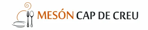 Logotipo del restaurante Mes&oacute;n Cap de Creu con tenedor, cuchara, plato y vapor.