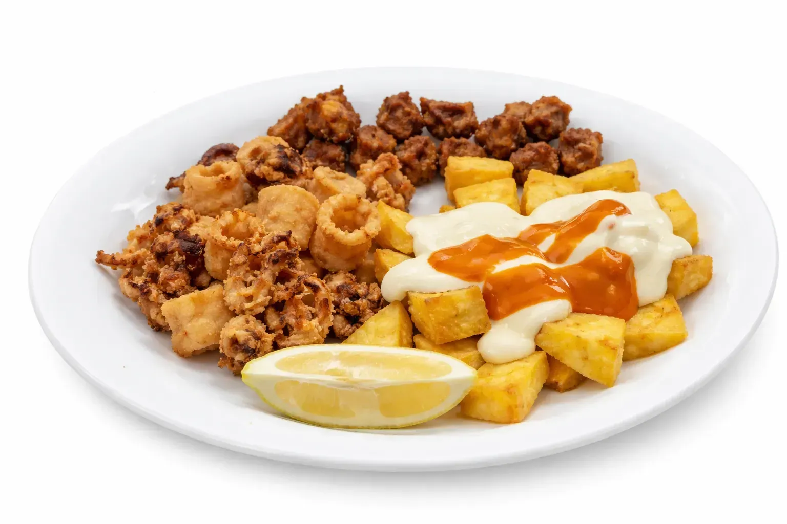 Plato de frituras: calamares, patatas con salsa y chorizo, con rodaja de limón.