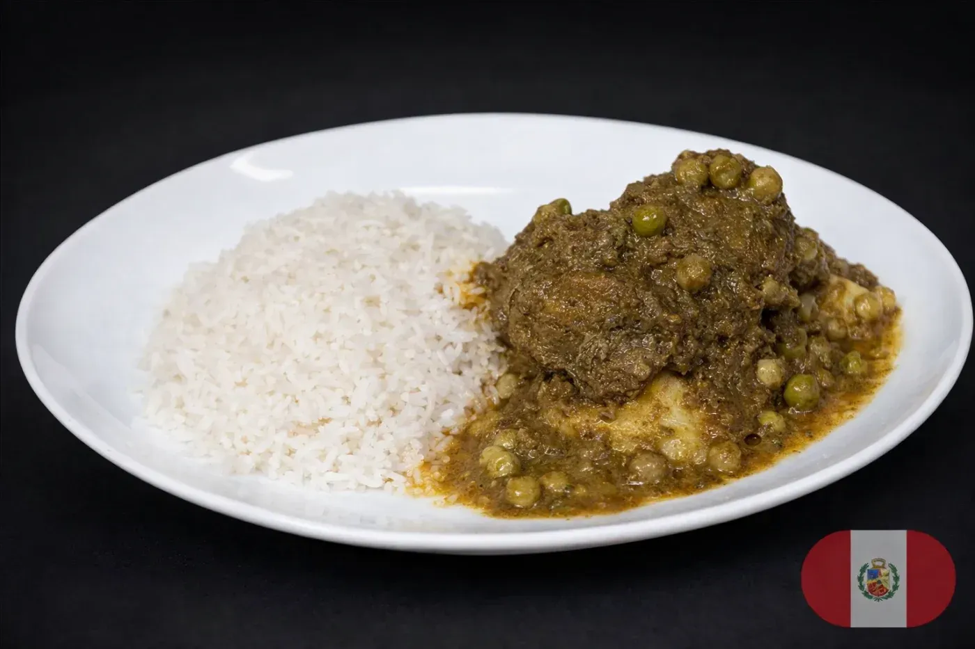 Plato de comida peruana: arroz y potaje verde con arvejas y papas.