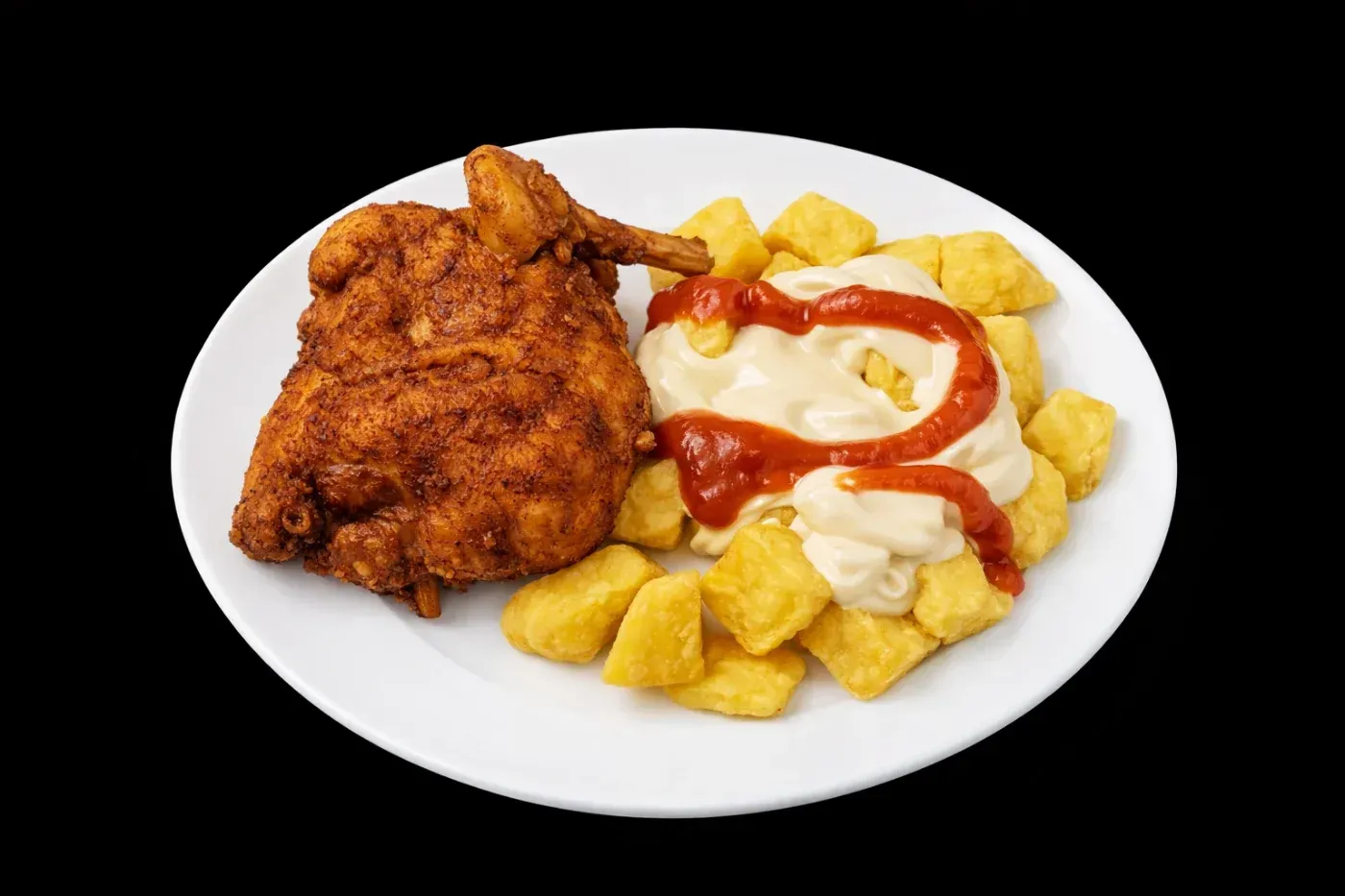 Cuarto de pollo frito con patatas, cubierto con ketchup y mayonesa en un plato blanco.