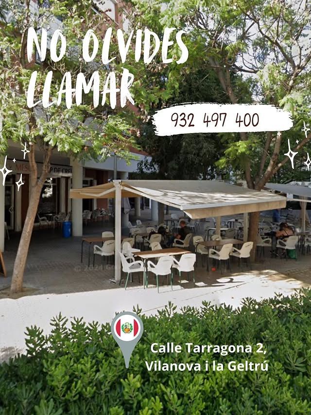 Exterior del restaurante, mesas y sillas blancas, vista a la calle. 