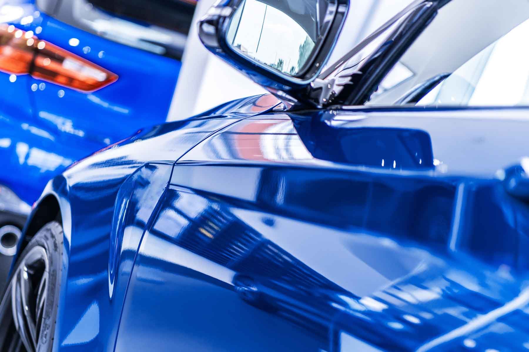 Deux véhicules avec une peinture récente et brillante de couleur bleu