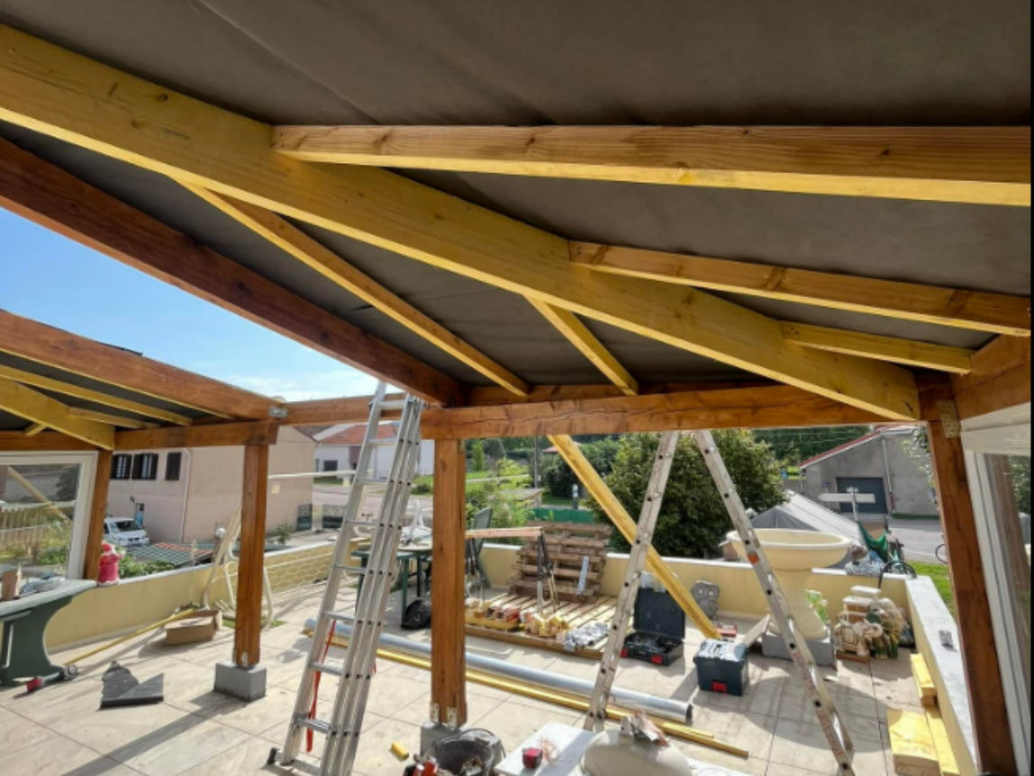 Toiture de terrasse en bois en construction.