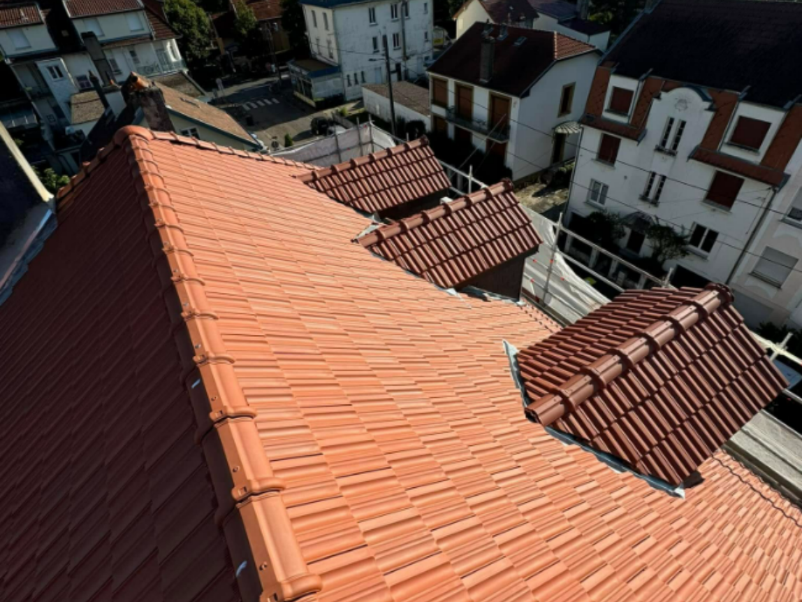 Toits de tuiles rouges des bâtiments vus d'une perspective surélevée.