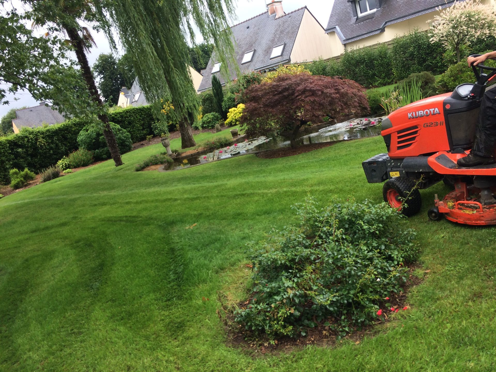 Pelle avec feuillage et sécateur