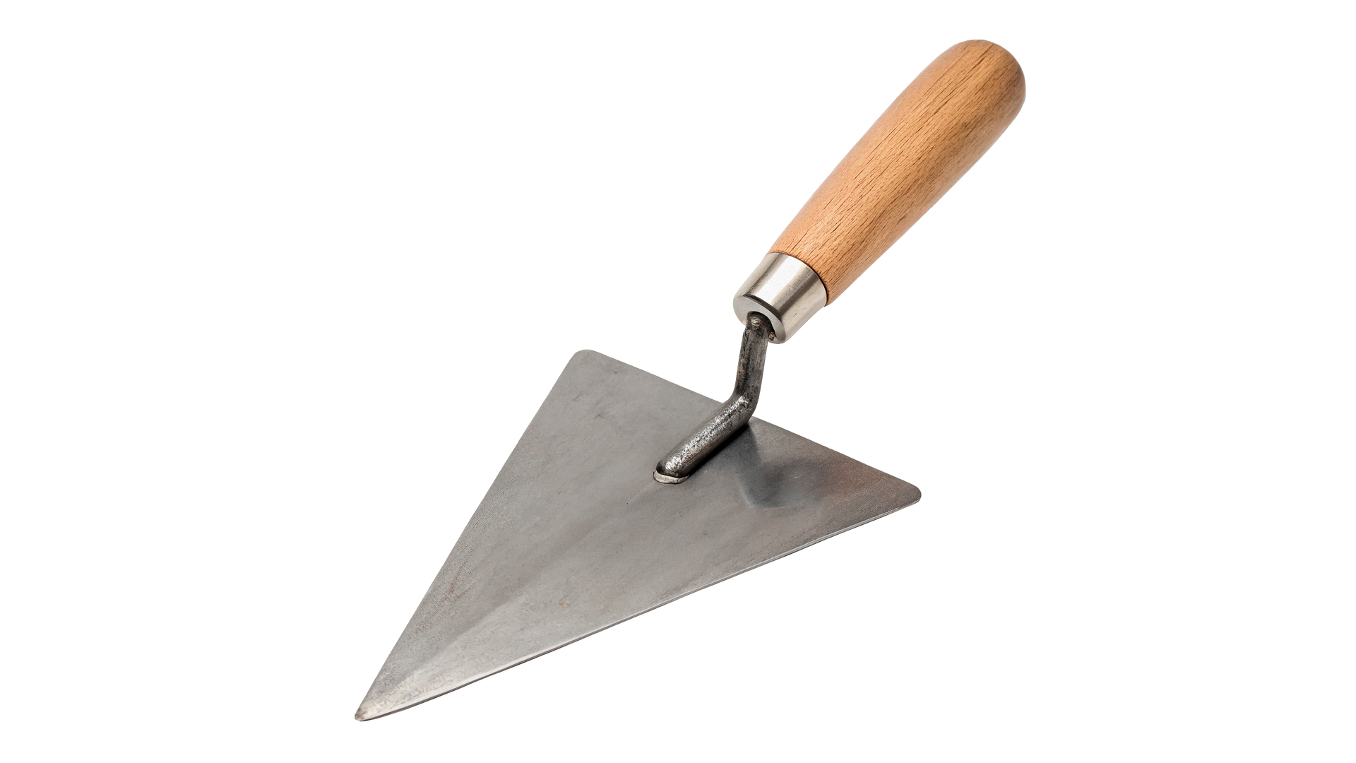 Petite truelle à main avec un manche en bois et une lame triangulaire argentée sur fond blanc.