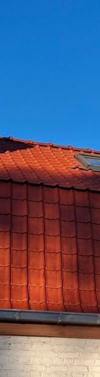 Bâtiment en briques avec un toit de tuiles.