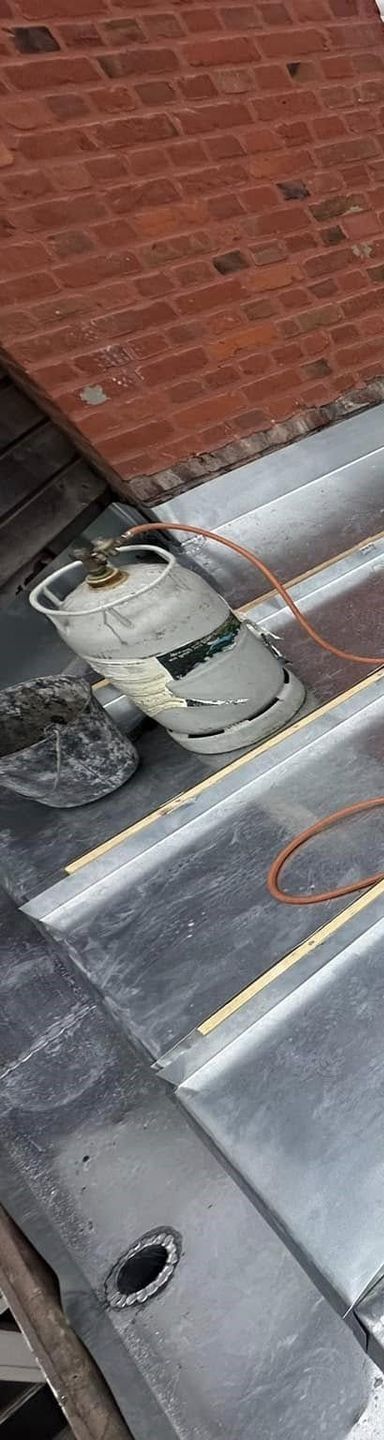 Vue d'en bas d'un toit de tuiles.