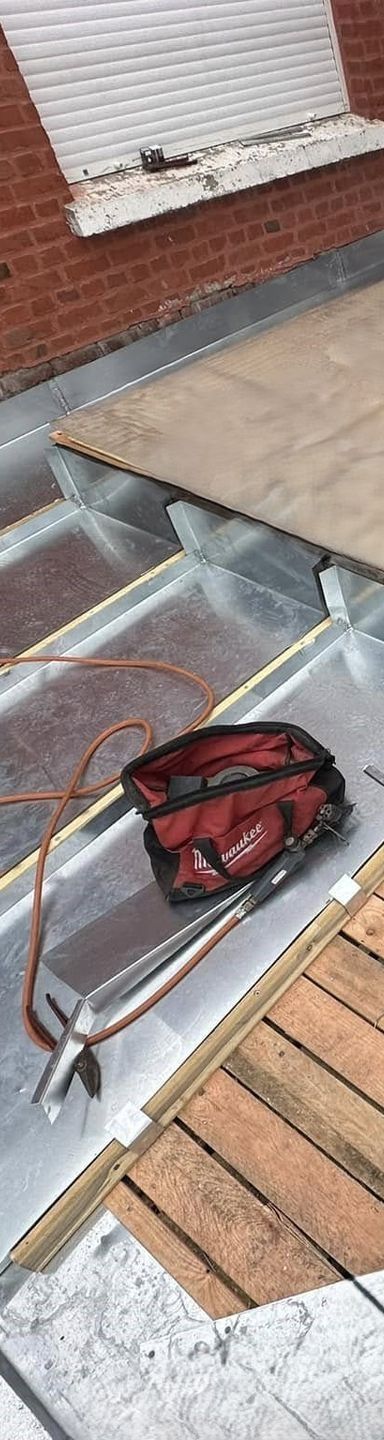 Un bâtiment en briques au toit de tuiles.