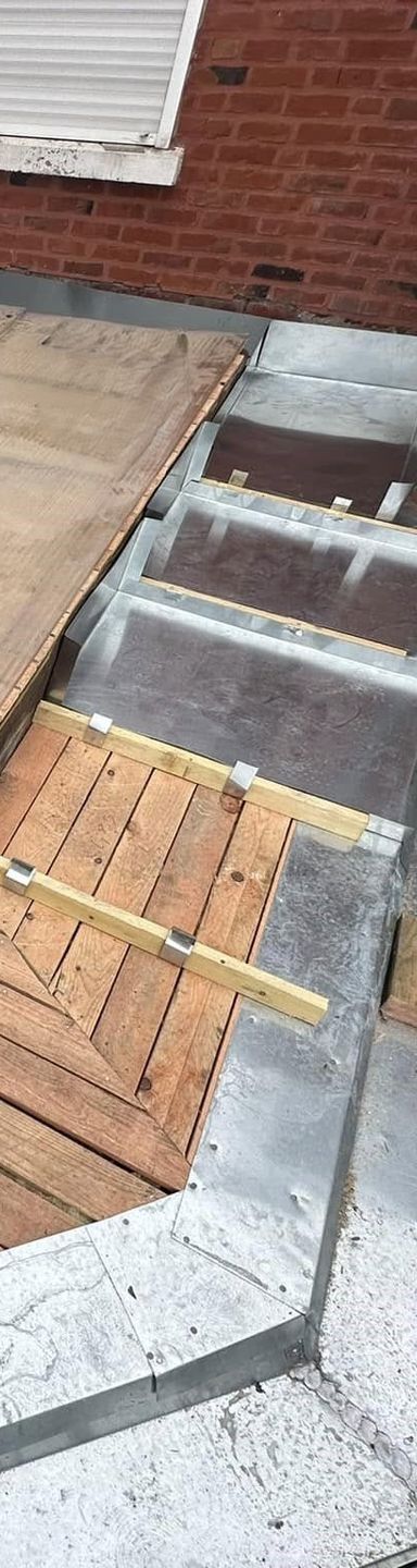 Un bâtiment en briques avec un toit de tuiles rouges.