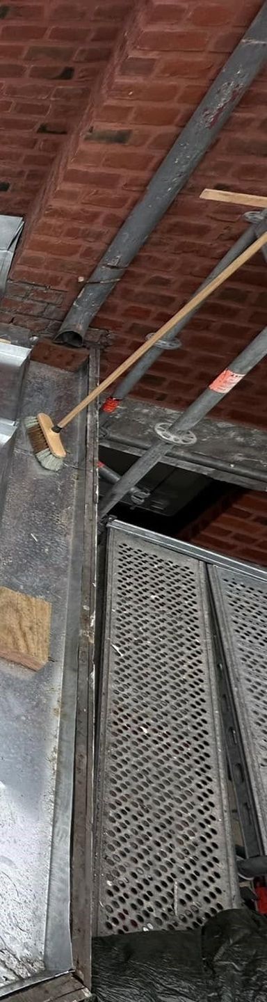 Un poteau électrique et des lignes à haute tension à côté d'un bâtiment.