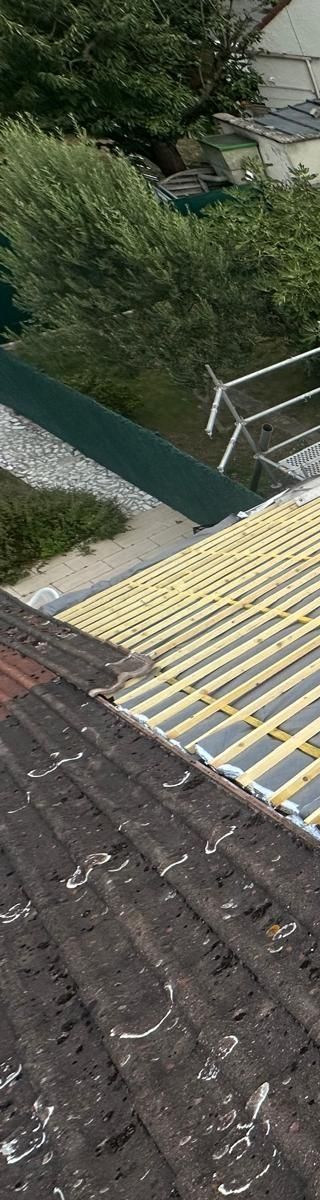 Un bâtiment en briques avec un toit de tuiles.