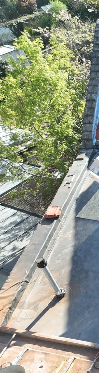 Vue aérienne d'un toit de tuiles.