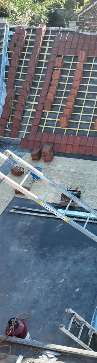 Bâtiment en briques avec un toit de tuiles.