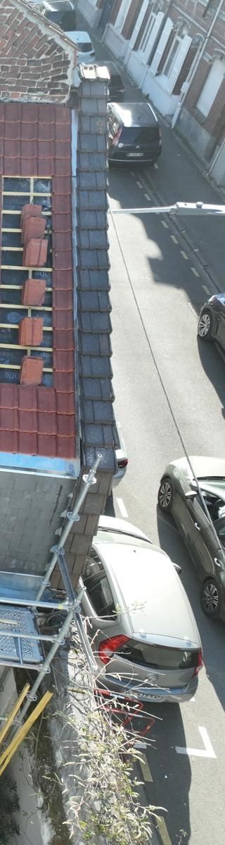 Bâtiment au toit de tuiles rouges.