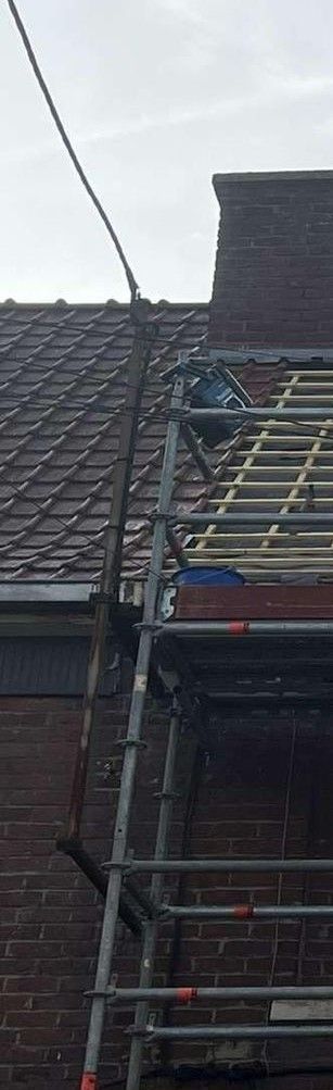 Vue aérienne d'un bâtiment en briques avec un toit de tuiles.