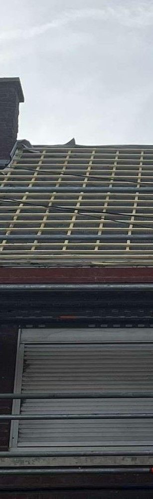 Bâtiment en briques avec un toit de tuiles. 